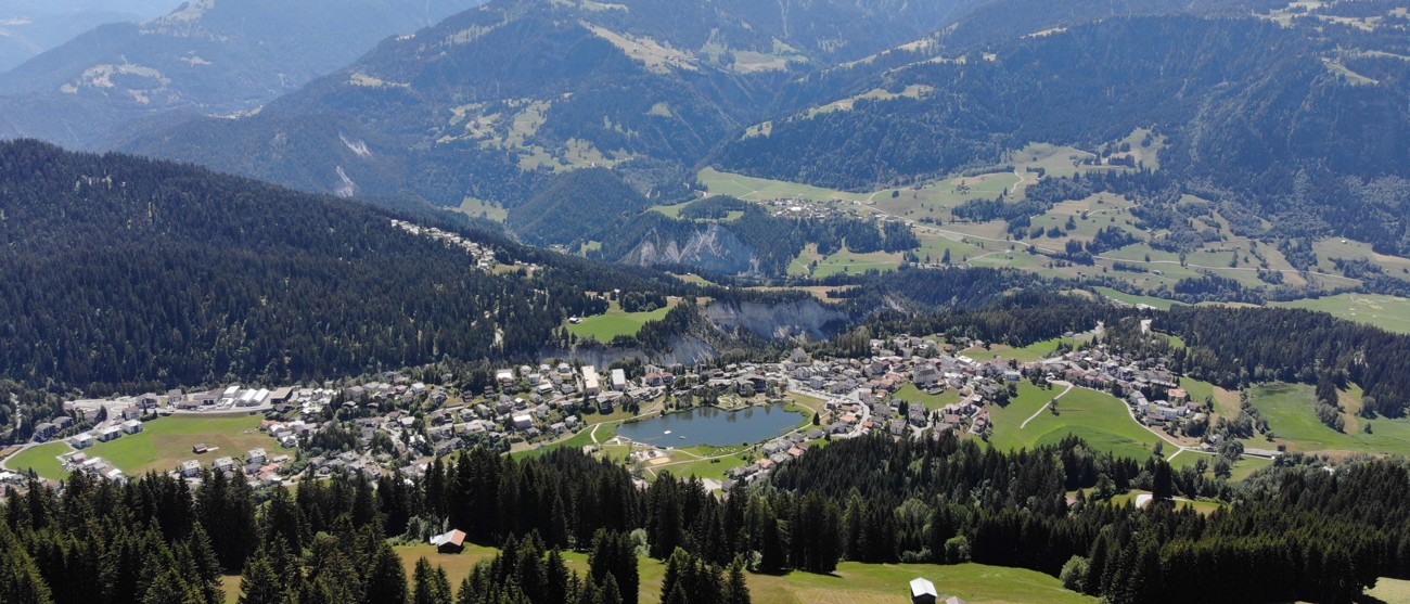 Luftaufnahme von Laax – das Unterwerk wird vollständig erneuert.