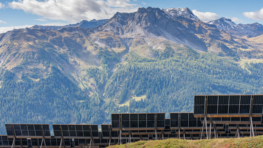 Madrisa Solar: solar panels on an alpine site with mountains in the background.