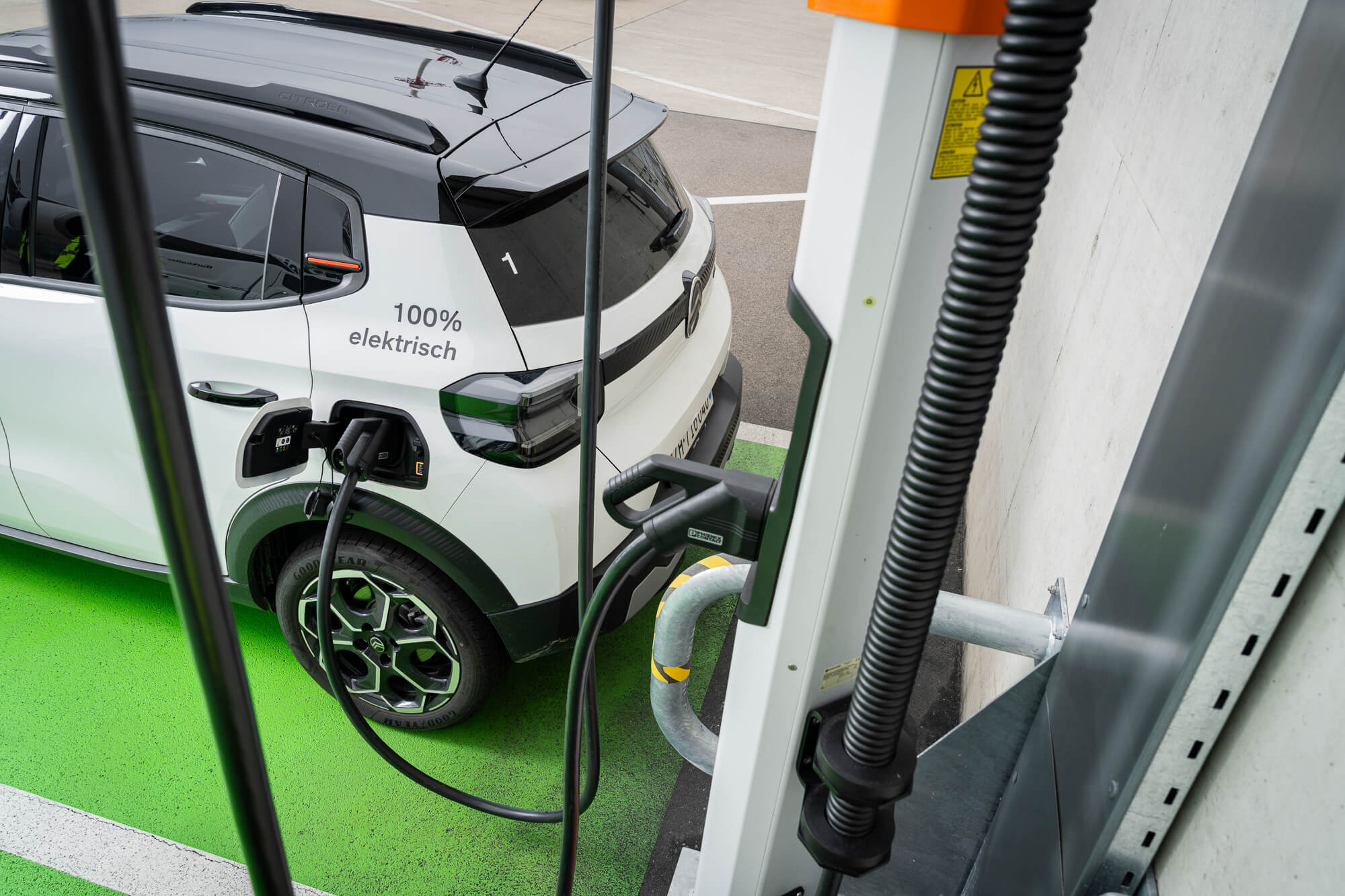 Stazione di ricarica Kempower per autobus elettrico all’Aeroporto di Zurigo (progetto e-mobility Repower).