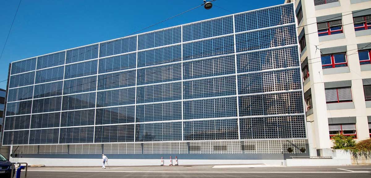 Bifaziale Solarmodule an der Fassade des CSEM