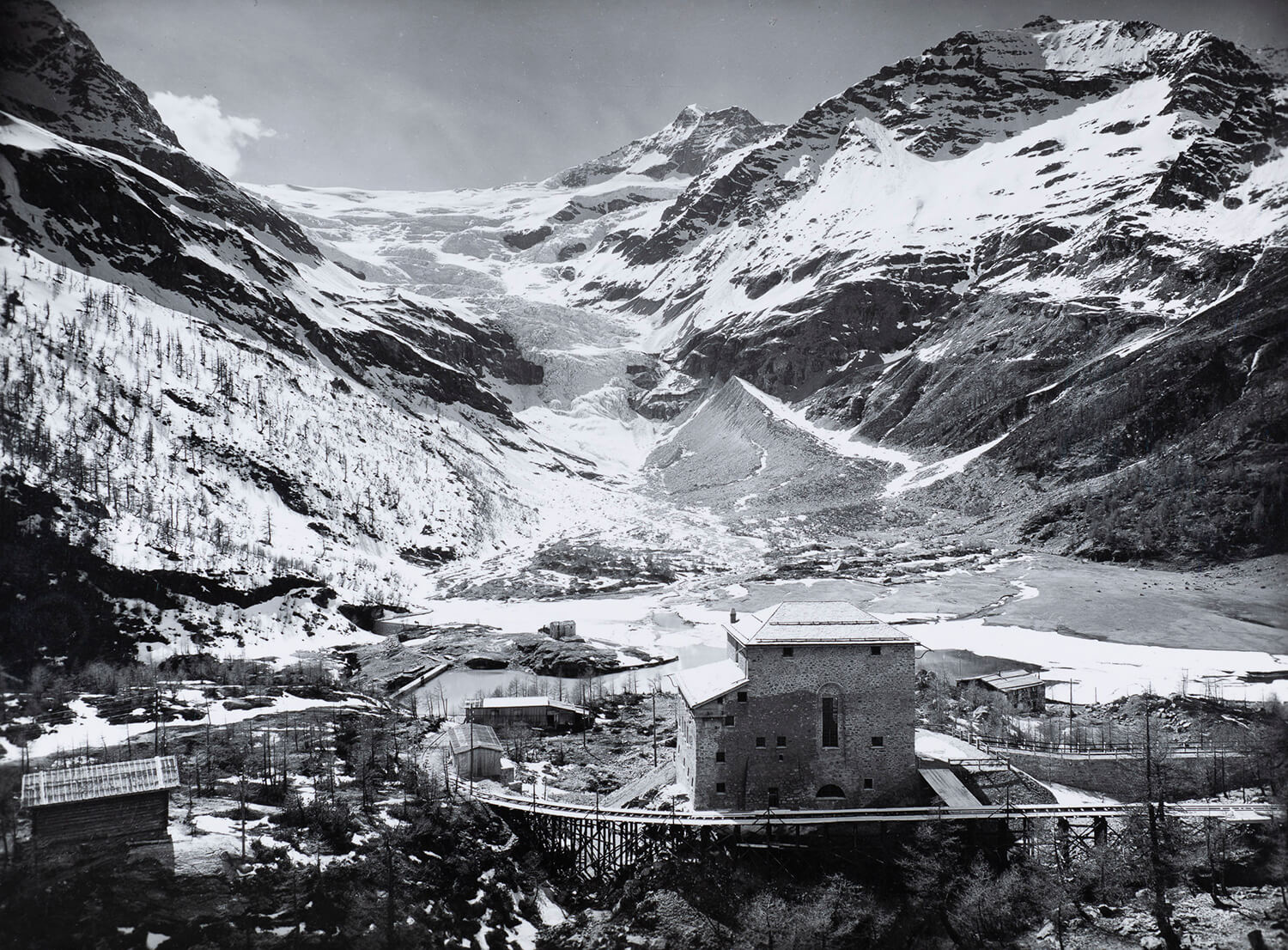 Das historische Kraftwerk Palü vor dem Palügletscher