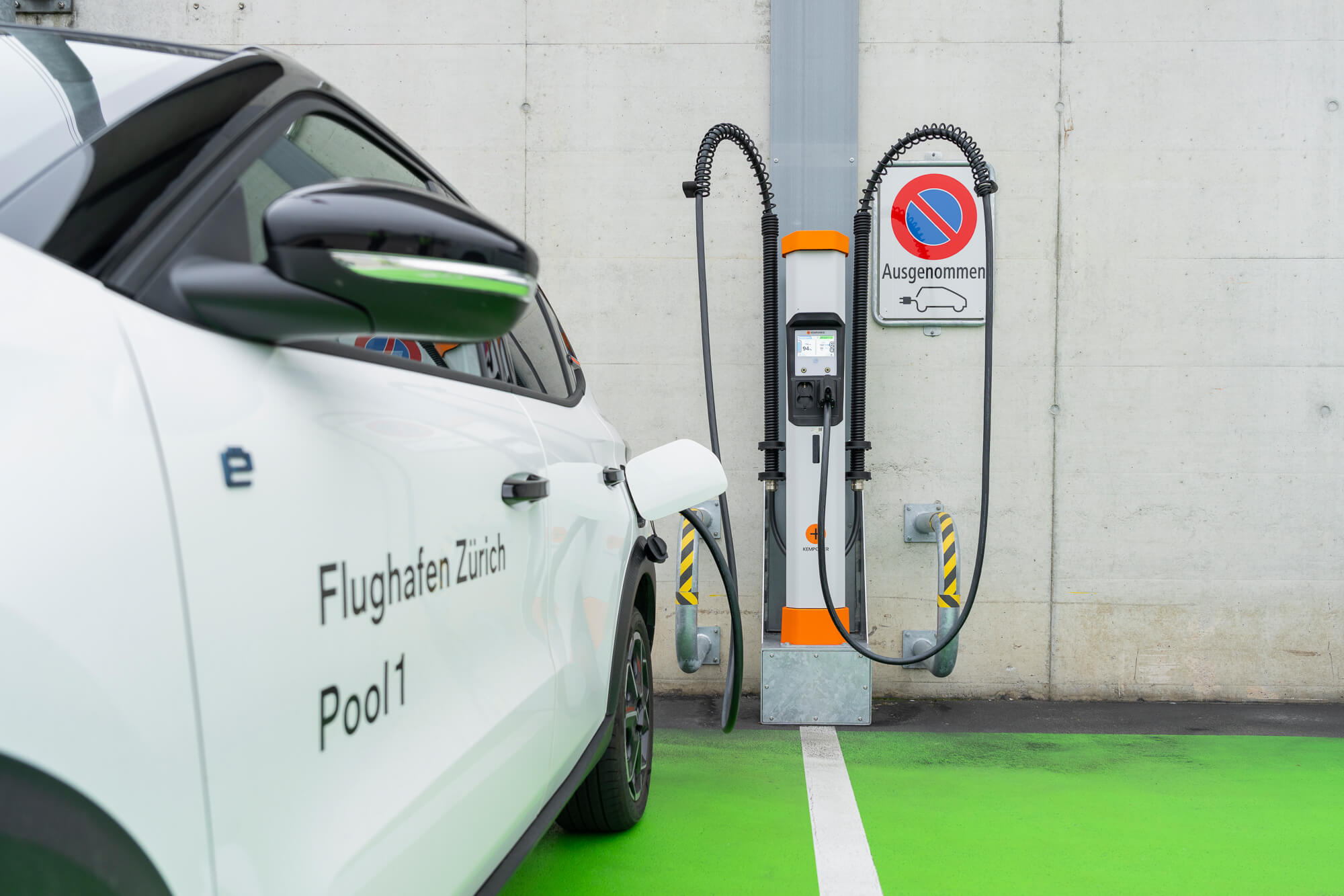 Stazione di ricarica Kempower per autobus elettrico all’Aeroporto di Zurigo (progetto e-mobility Repower).