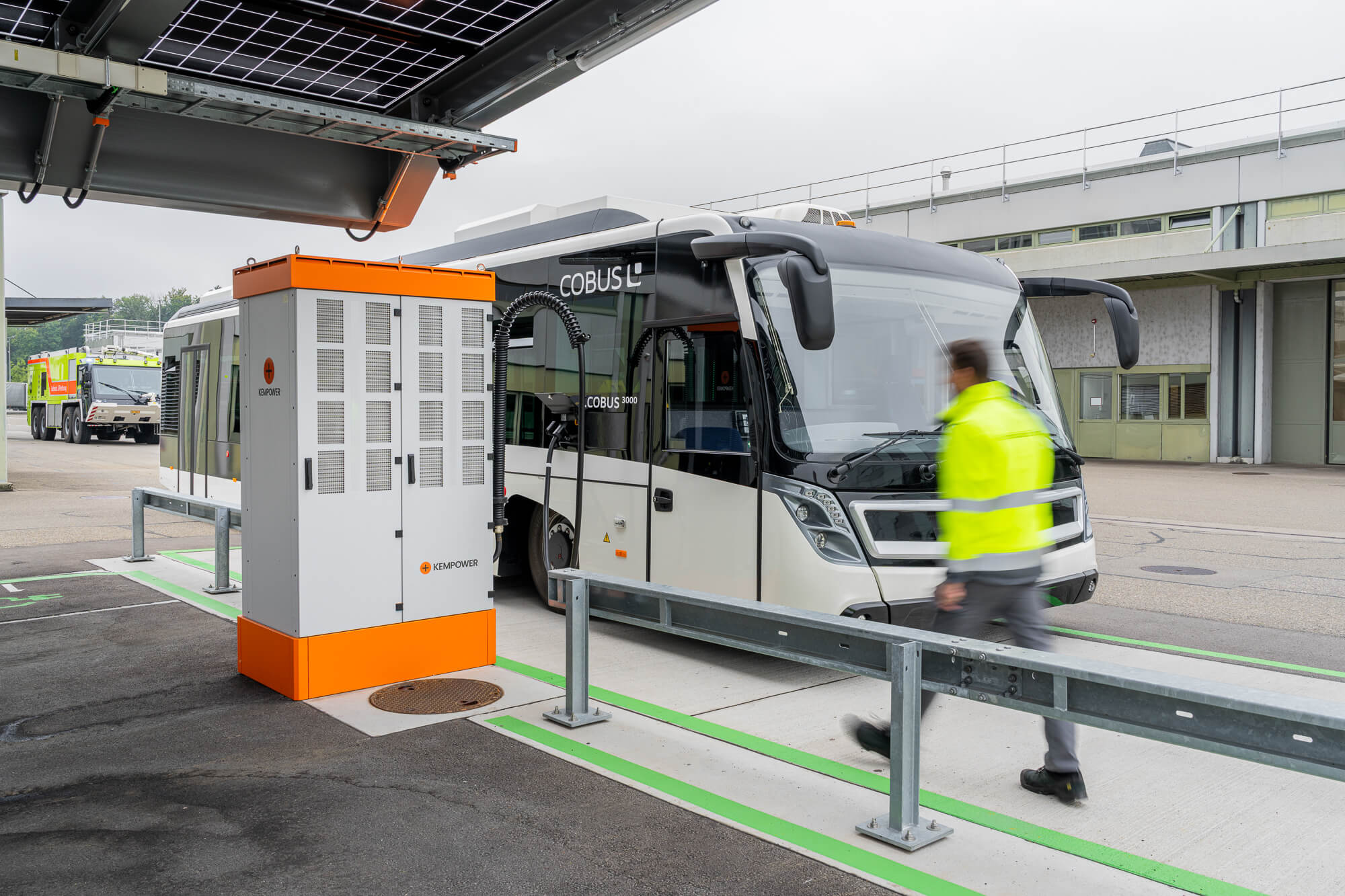 Stazione di ricarica Kempower per autobus elettrico all’Aeroporto di Zurigo (progetto e-mobility Repower).