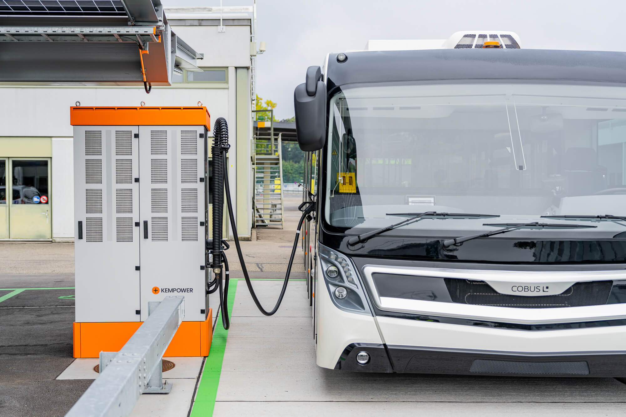 Stazione di ricarica Kempower per autobus elettrico all’Aeroporto di Zurigo (progetto e-mobility Repower).