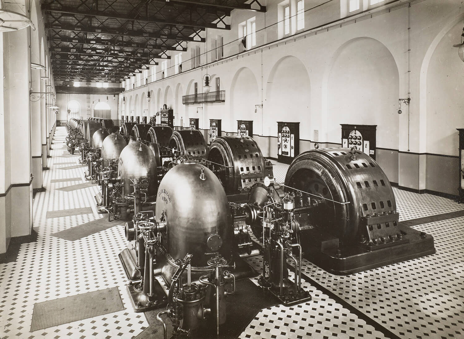 Über 100 Meter langer Maschinenraum mit Pelton-Turbinen im Kraftwerk Campocologno