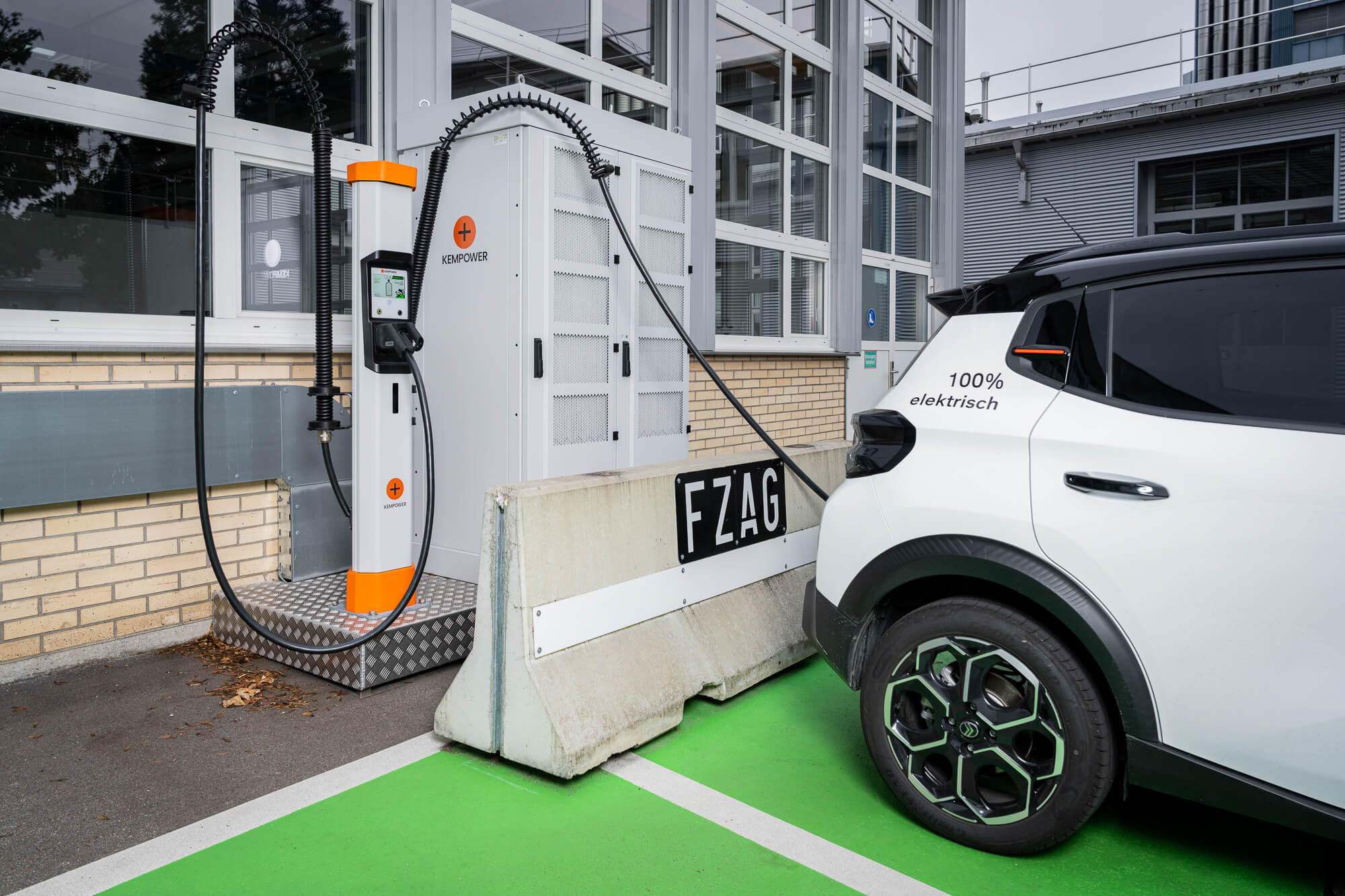 Stazione di ricarica Kempower per autobus elettrico all’Aeroporto di Zurigo (progetto e-mobility Repower).