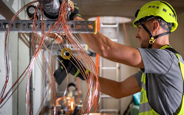 Netzelektriker verlegt Kabel
