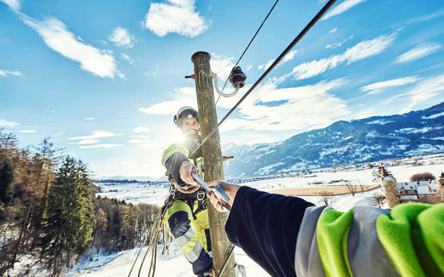 Elettricista di rete al lavoro su una linea aerea