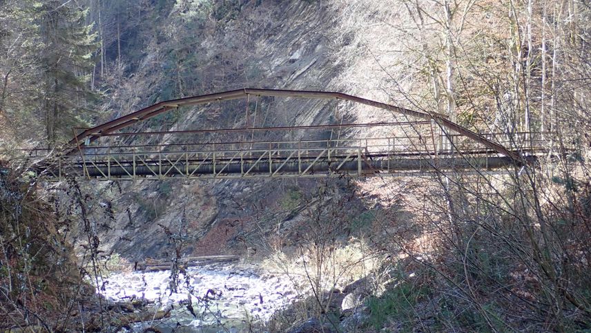 Brücke mit Rohrleitung – Repower startet Rückbau des ehemaligen Kraftwerks Lietha in Grüsch.