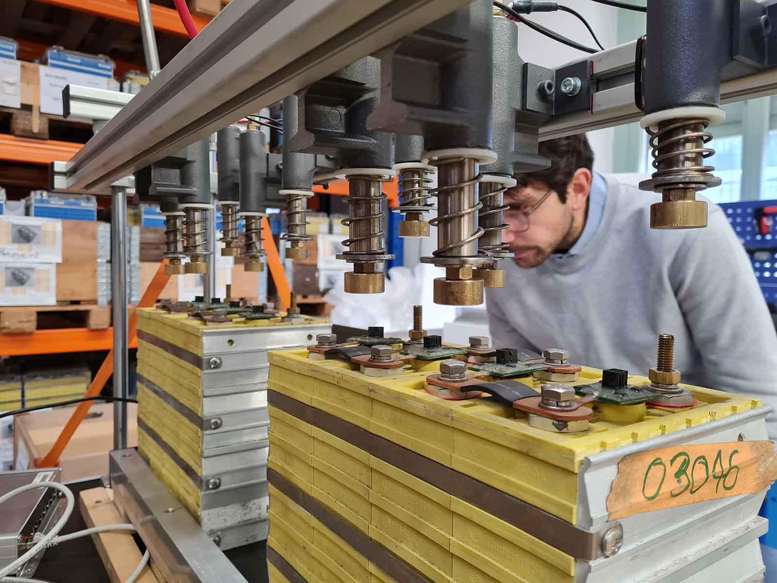 Mitarbeiter von Modual prüft Batteriezellen aus unterschiedlichen Elektrofahrzeugen 