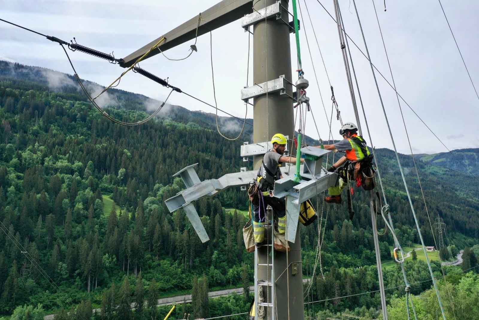 Netzelektriker von Repower auf Mast in der Surselva