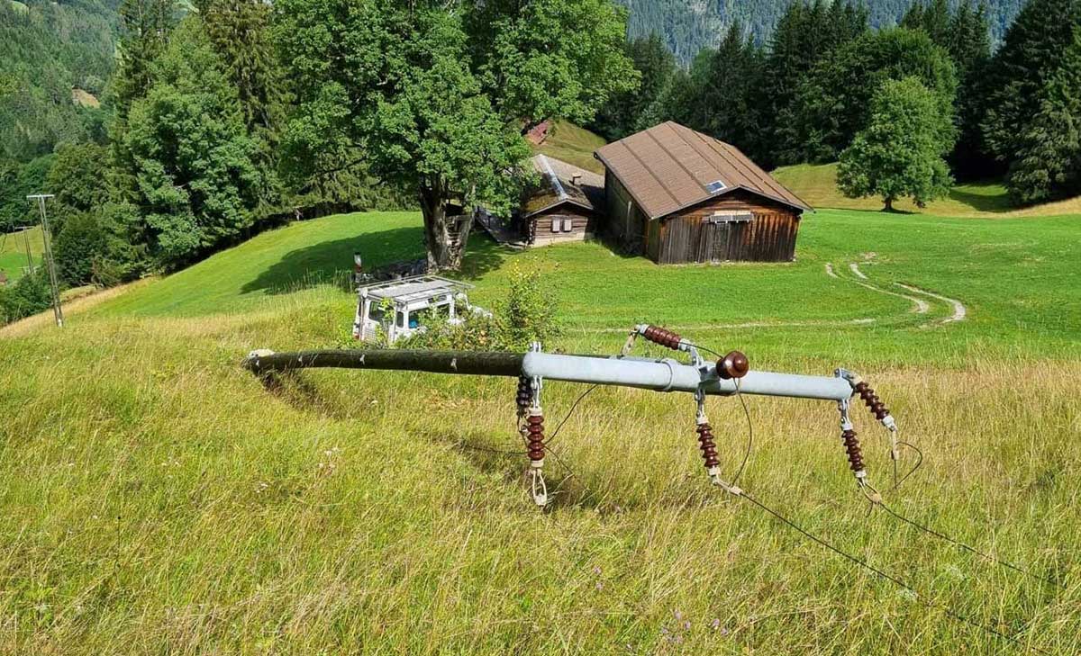 Eine beschädigte Freileitung in Graubünden