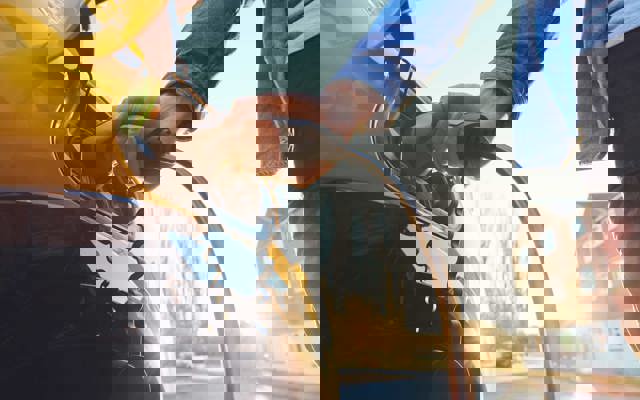 Ein Elektroauto wird geladen