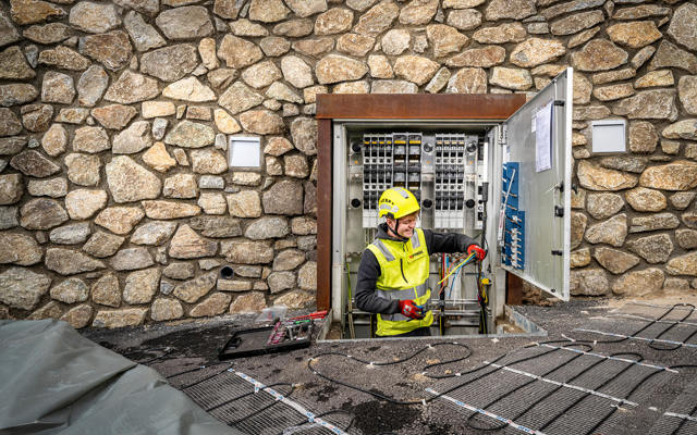 Apprendista elettricista di rete al lavoro