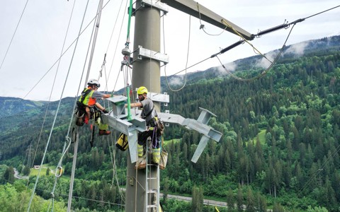 Elettricisti di rete al lavoro nella Surselva