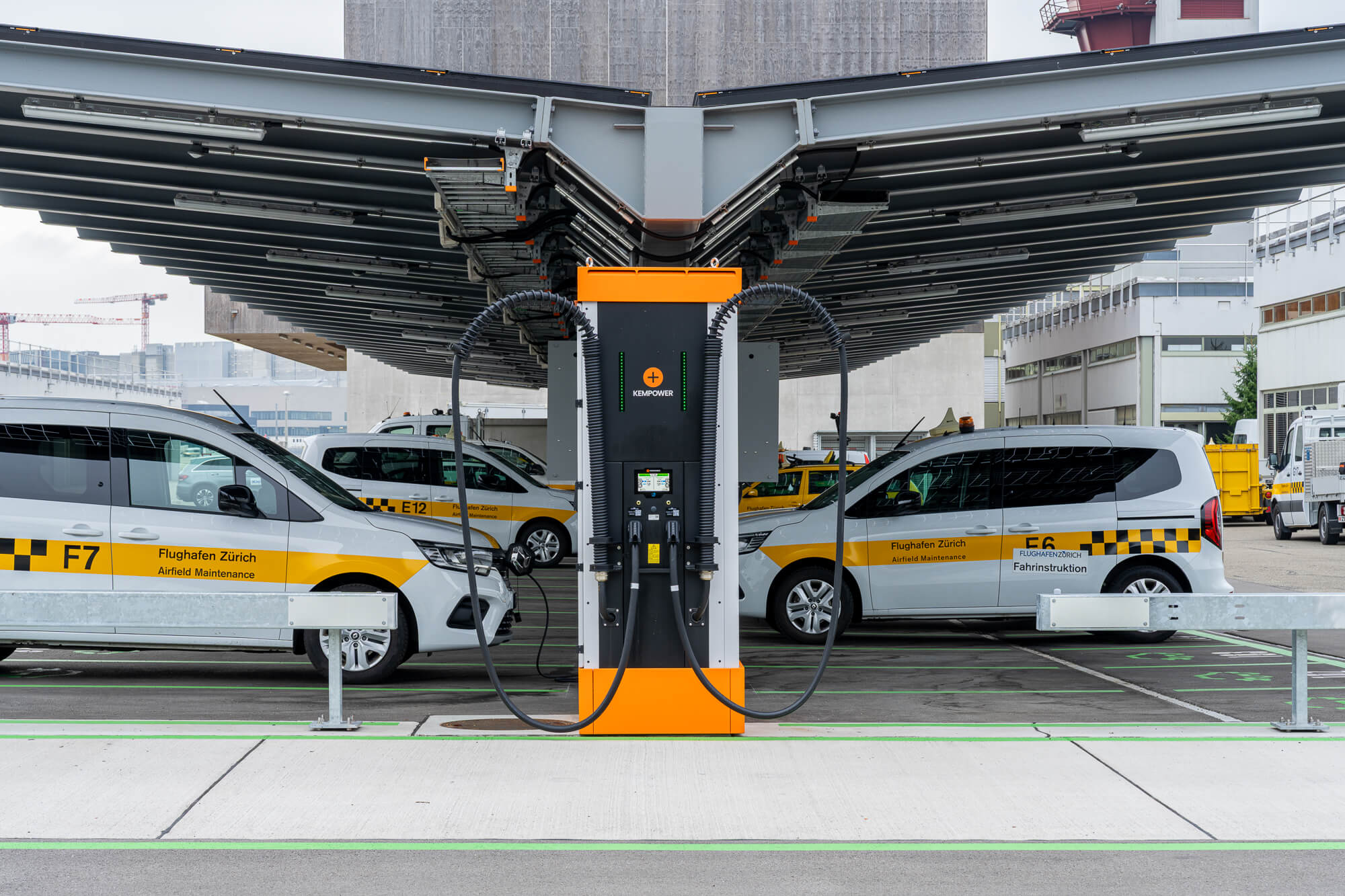 Stazione di ricarica Kempower per autobus elettrico all’Aeroporto di Zurigo (progetto e-mobility Repower).