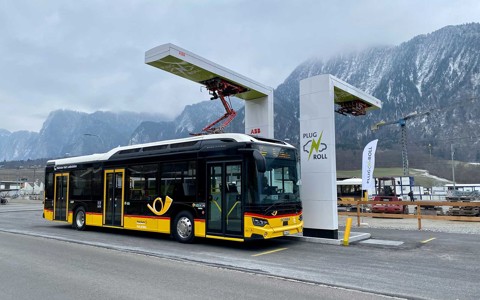 Un autobus elettrico si carica al pantografo di Untervaz.