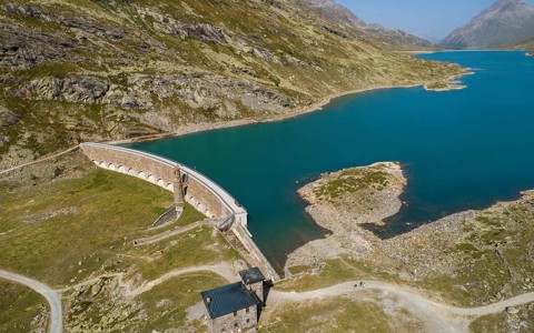 Luftbild des Stausees Lago Bianco