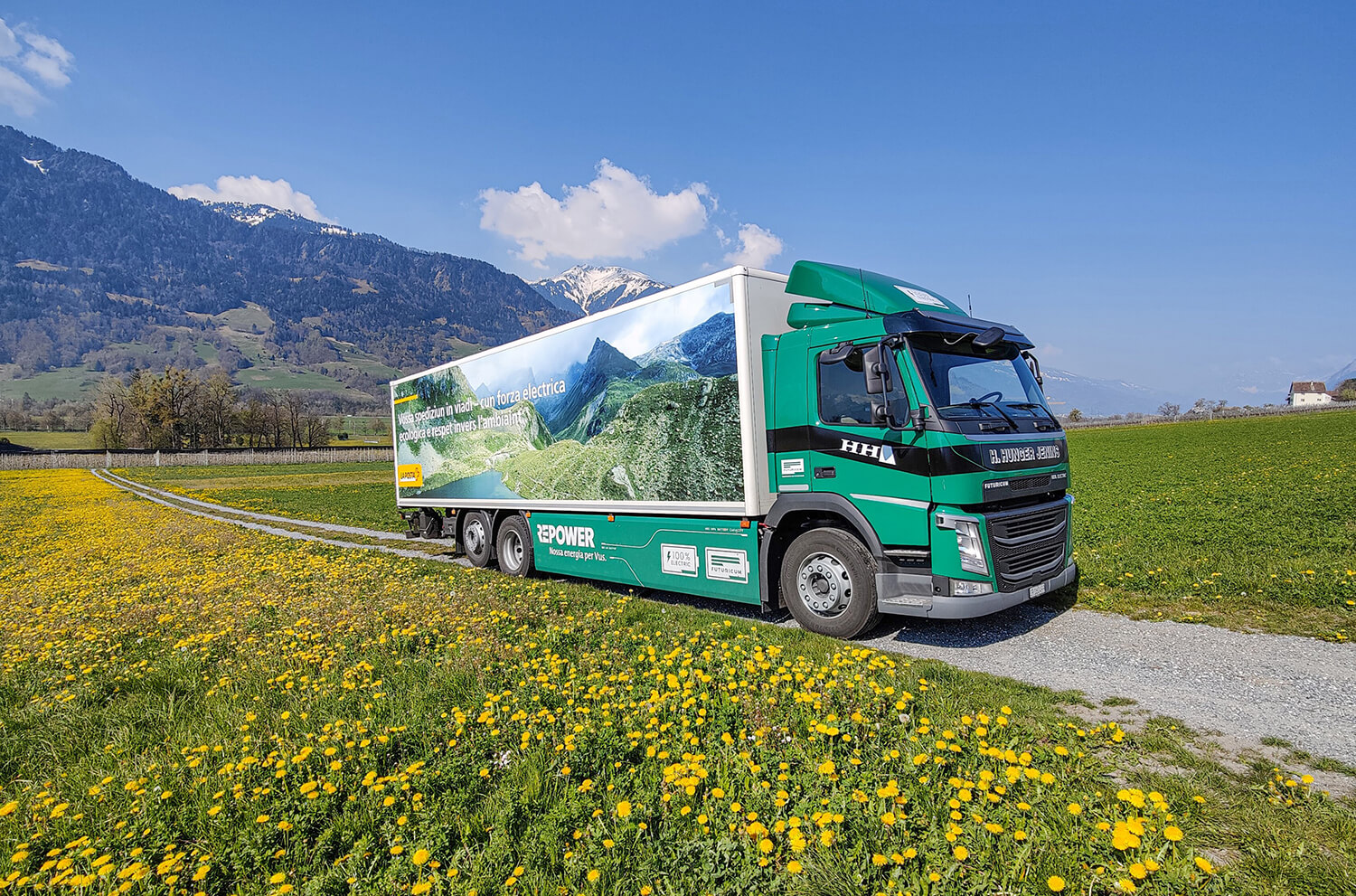 Camion elettrici in viaggio attraverso i Grigioni.