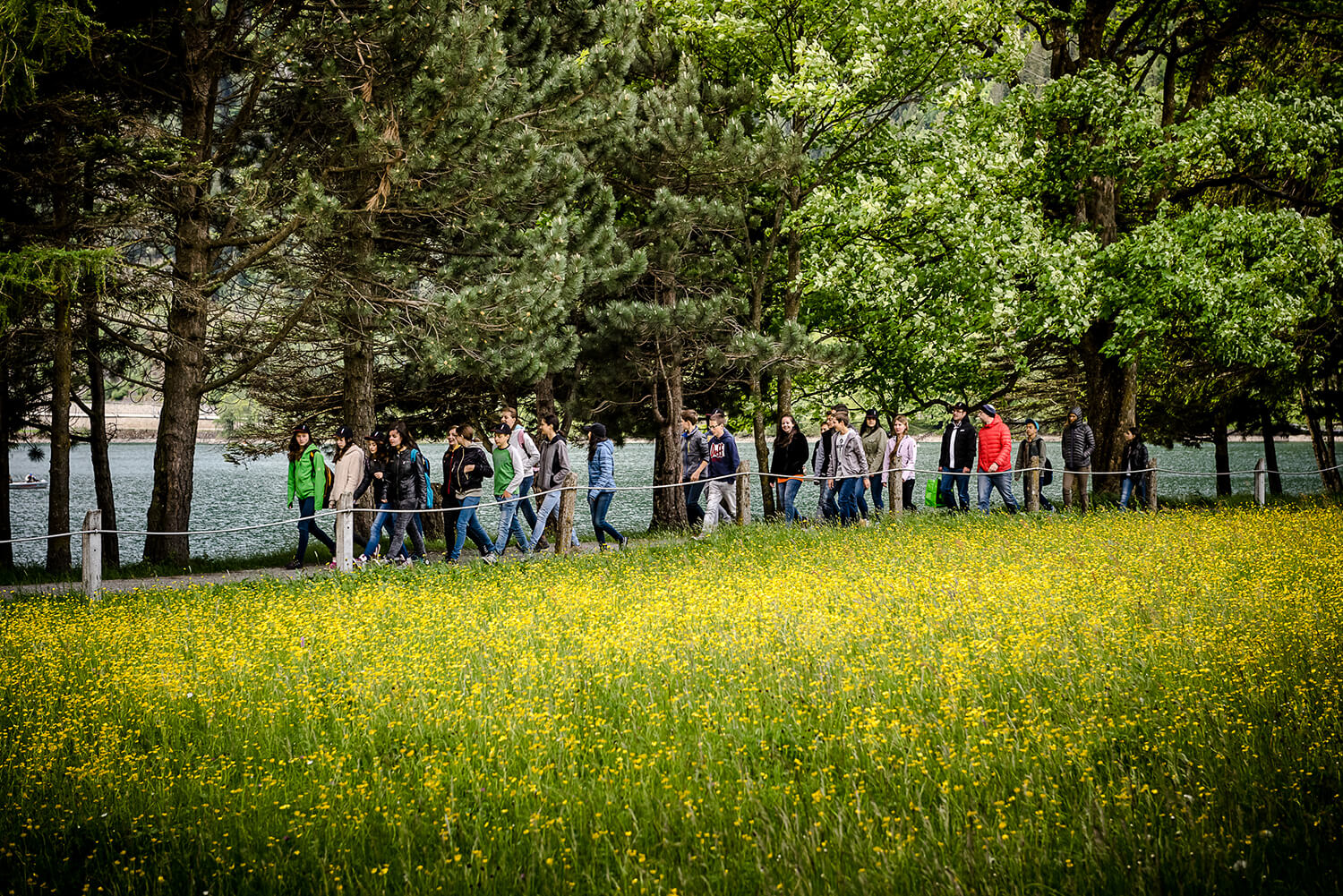 Eine Schulklasse besucht den Aquasela-Lehrpfad im Puschlav