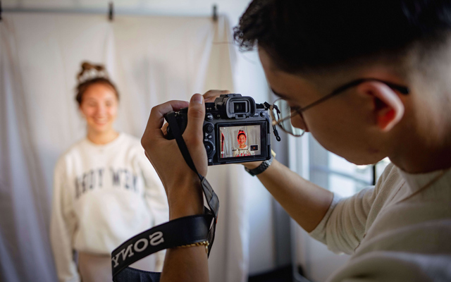 Lernender Mediamatiker beim Fotoshooting